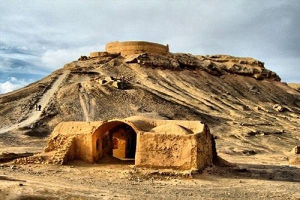 دخمه زرتشتیان یزد